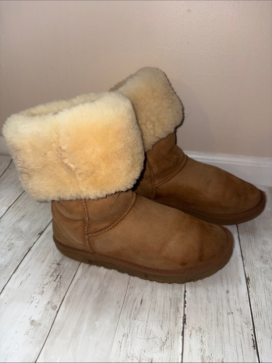 UGG Shoes - UGG Chestnut Shearling Cuff Short Winter Boots pre-owned size 9 women’s